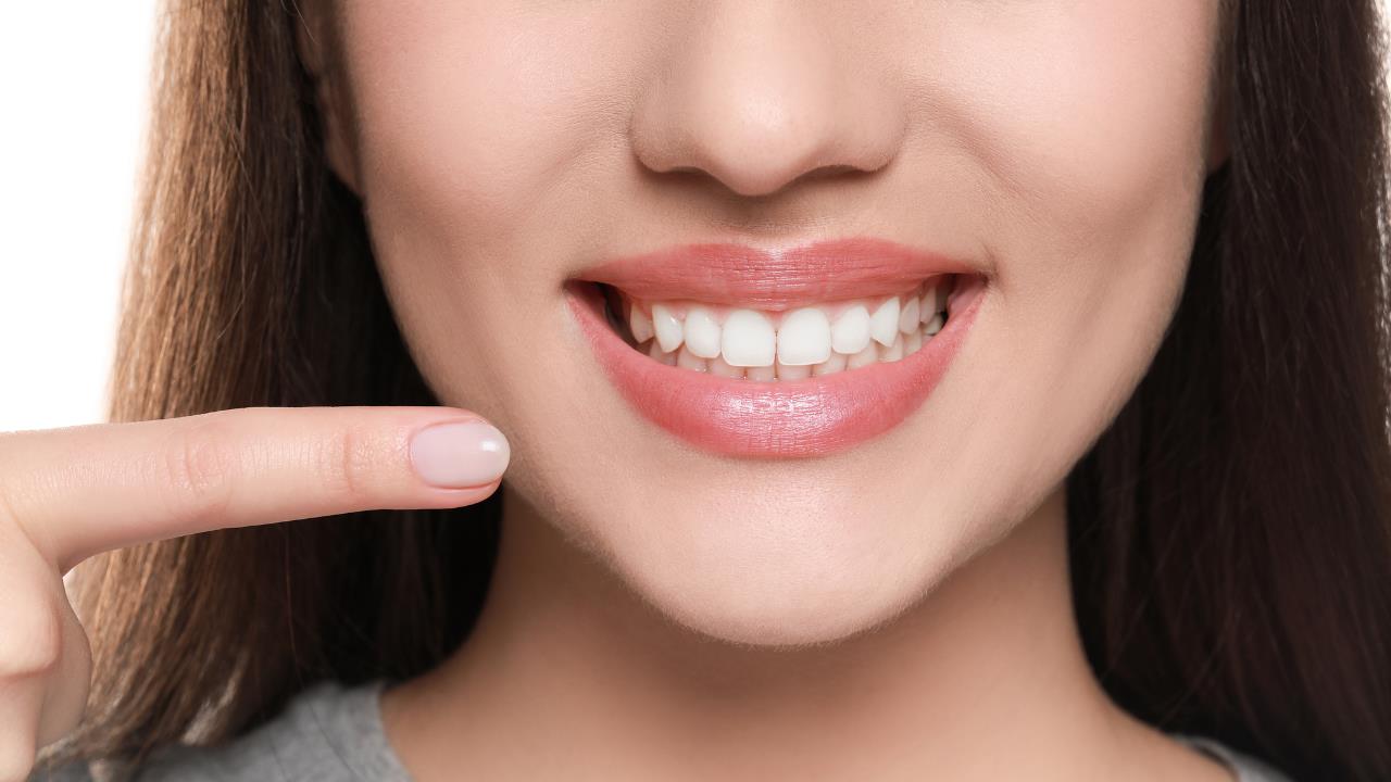 El ingrediente de cocina que ayuda a eliminar el sarro de los dientes en tiempo récord